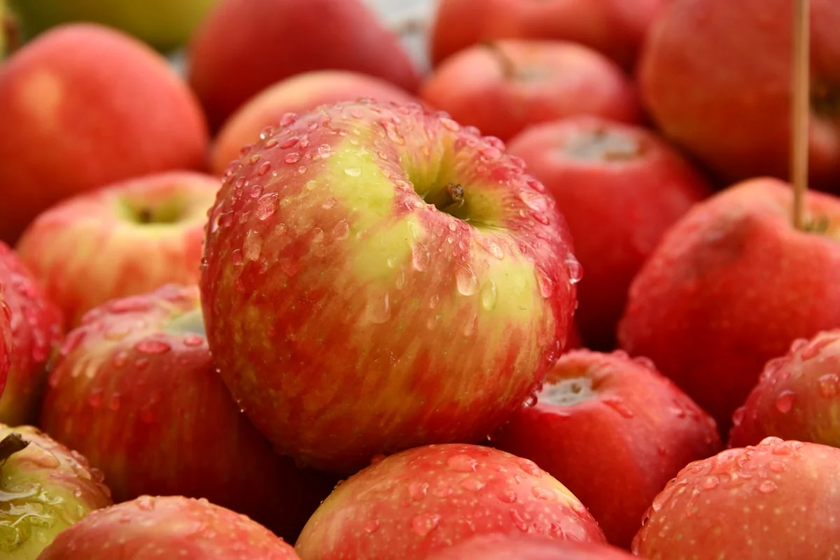 Apple: Macros, Fiber, Glycemic Index & the Smart Way to Eat One